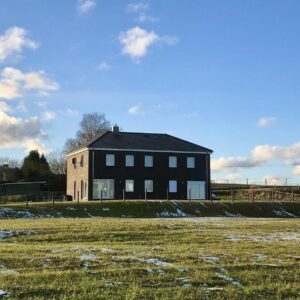 Modernes Landanwesen (Bj. 2021) mit Wohnhaus, Halle, Bauland und ca. 4 ha Land