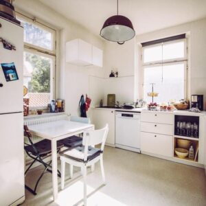 Wunderschöne Altbauwohnung im 1.OG - ruhig, grün, zentral.