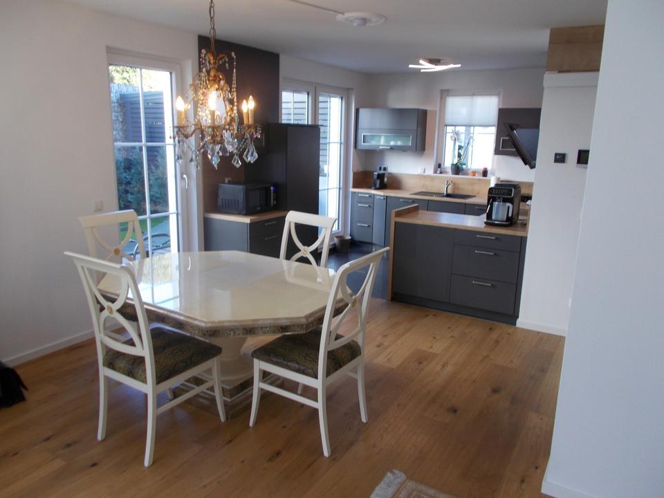 Schönes Walmdach-DHH mit Doppelcarport, zentrale Lage – Bild 8