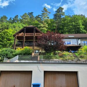 Zweifamilienhaus mit zwei 3 Zi.Wohnungen, ruhige Hanglage