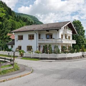 Wohnen/Arbeiten, ruhige Gewerbe möglich,  Chiemseenähe, Haus mit 12 Zimmer, 7 Duschen/WC, Bergblick