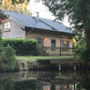 Am Ende der Straße steht ein Haus am Fluss!