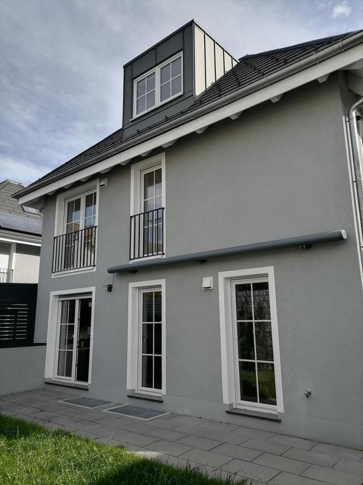 Schönes Walmdach-DHH mit Doppelcarport, zentrale Lage – Bild 2