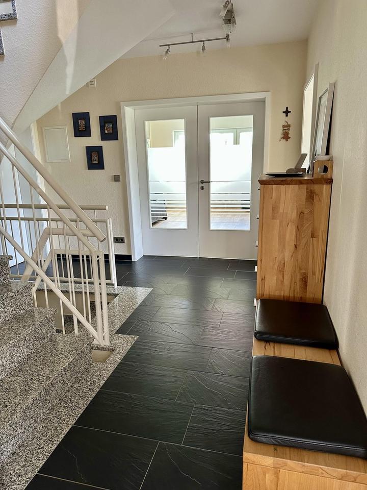 Schönes freistehendes Einfamilienhaus mit Garage und Carport in ruhiger Feldrandlage – Bild 2