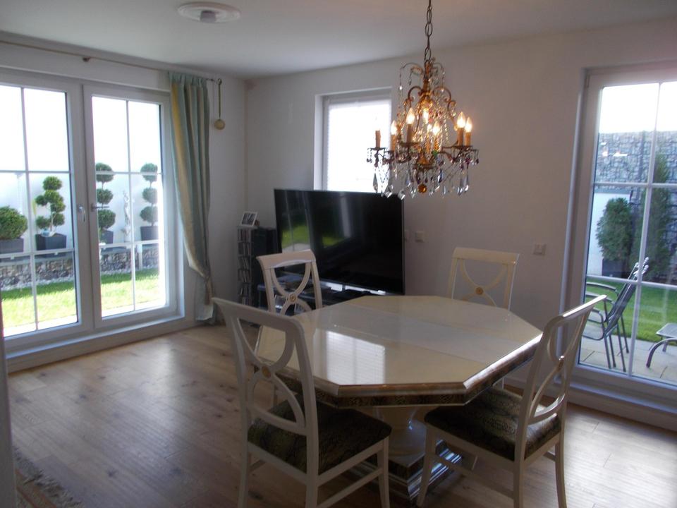 Schönes Walmdach-DHH mit Doppelcarport, zentrale Lage – Bild 27