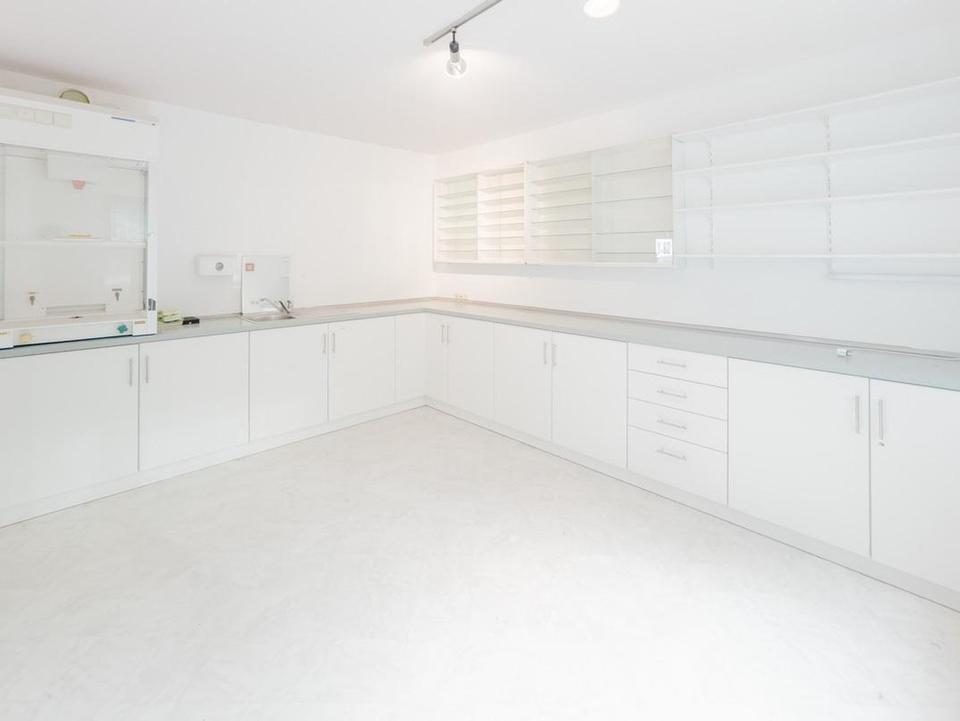 115 m² Ladenlokal (ehem. Apotheke) im EG + 87 m² Lager im Keller – Bild 9