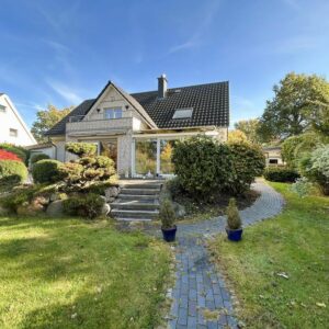 Zweifamilienhaus mit Gartenidylle in Spielstraßenlage