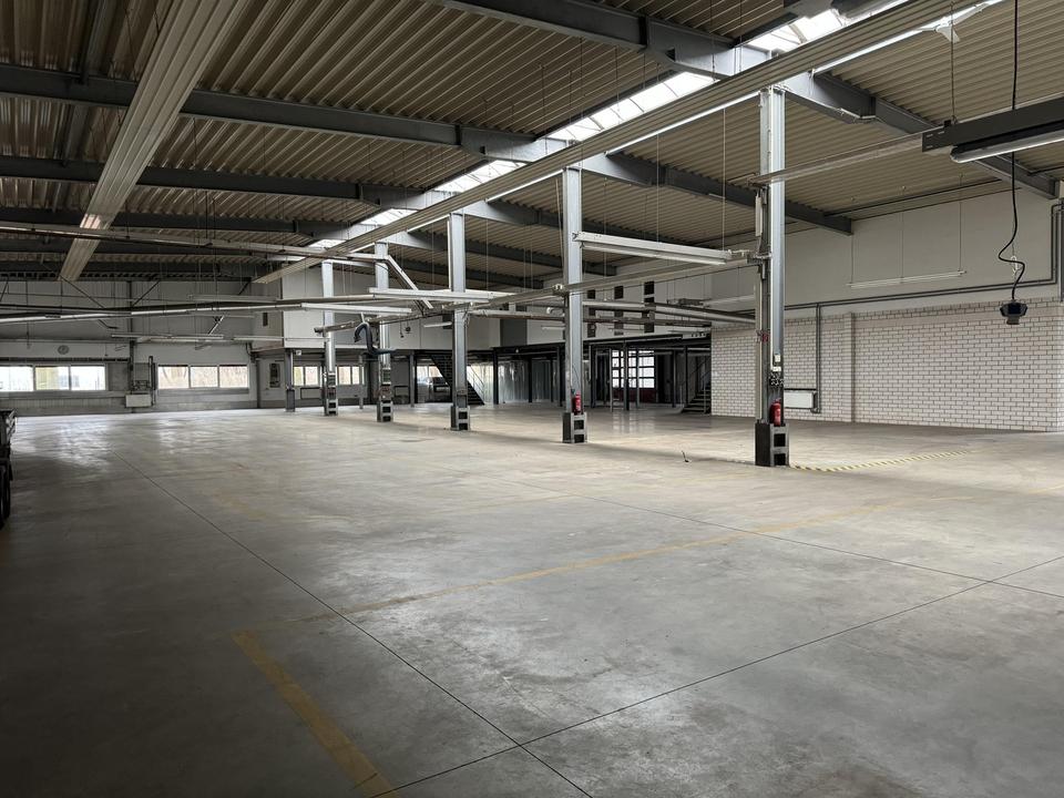Lagerhalle / Produktionsfläche 2.700qm mit Büros und Freifläche 4.000qm zu vermieten – Bild 4