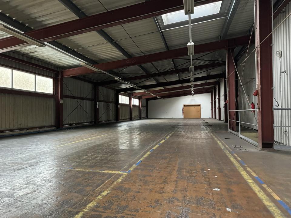 Lagerhalle / Produktion 3200qm mit Büro, Dusche, WC zu verkaufen – Bild 4