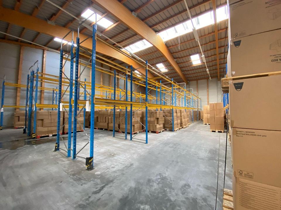 Logistikhalle und Büroflächen zu mieten – Bild 8