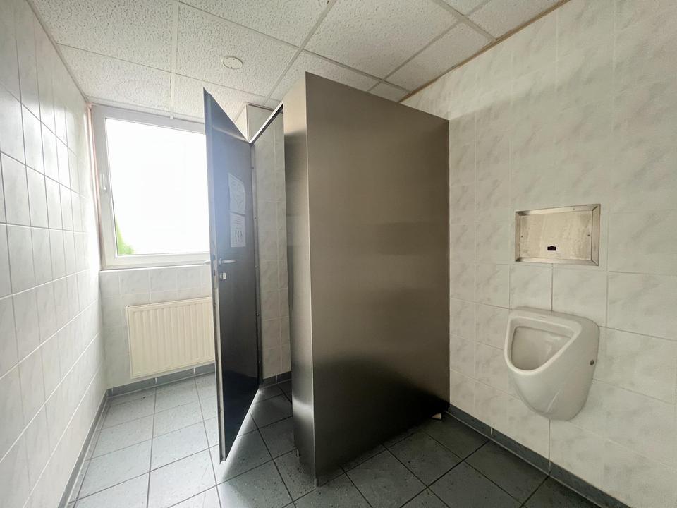 Lagerhalle / Produktionsfläche 2.700qm mit Büros und Freifläche 4.000qm zu vermieten – Bild 7