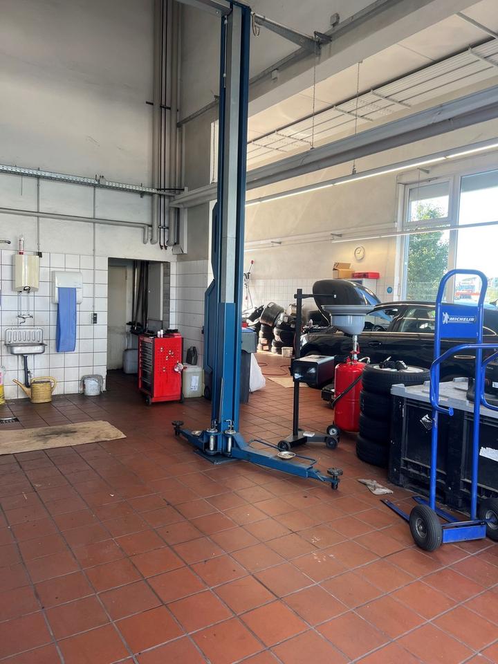 Zentrale Werkstatt inkl. Hebebühnen, Lagerfläche sowie moderner und möblierter Annahmefläche/ 670 m² – Bild 5