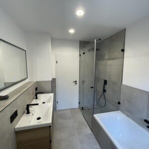 Hochwertige, energetisch sanierte 5-Zimmer-EG-Wohnung mit Balkon, Garten u. 2 Garagenstellplätzen