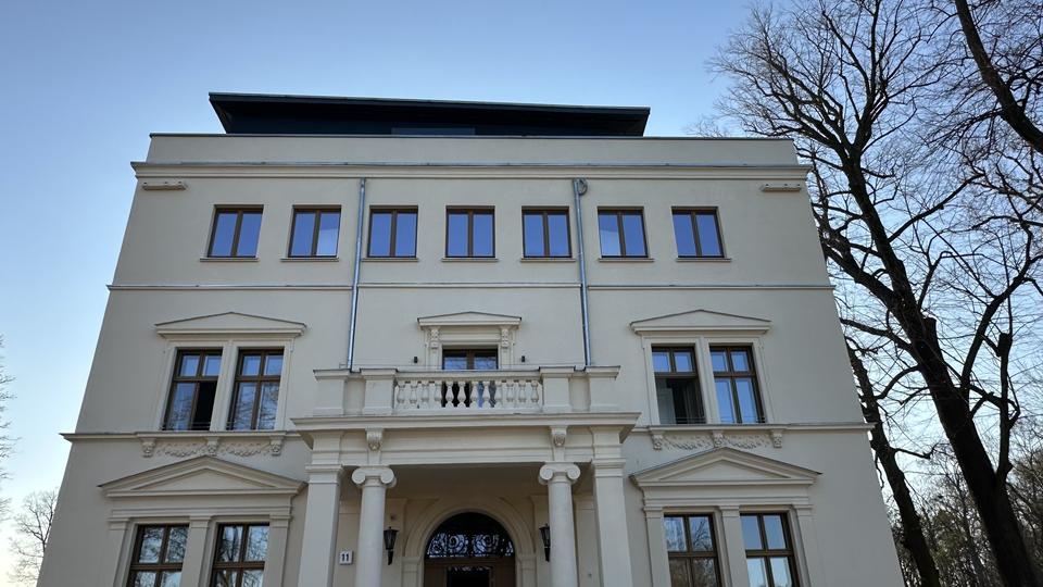 Penthouse im Schloss Siethen – Exklusives Wohnen mit Dachterrasse & Abendsonne – Bild 4