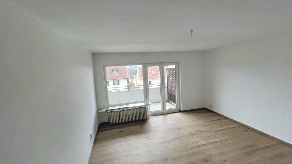 Bad 2024 kernsaniert! Hervorragend geschnittene 2-Zimmer-Wohnung, Einbauküche & Balkon in Weilbach – Bild 2