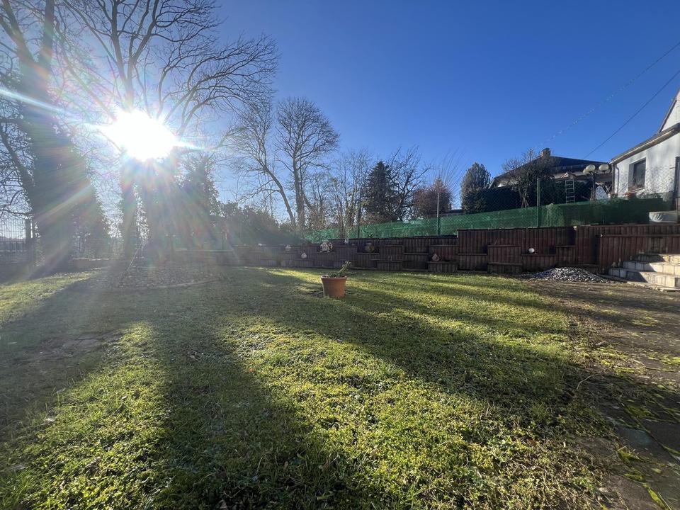 Gepflegtes Einfamilienhaus mit Einliegerwohnung in schöner Waldrandlage – Bild 4