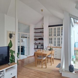 von privat: Frei gestellte Traumhafte Dachgeschosswohnung mit Loggia im Grünen