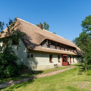 Landhaus unter Reet, teilsaniert, am See, inkl. Ferienwohnung, Stallungen, Weiden und Wald.