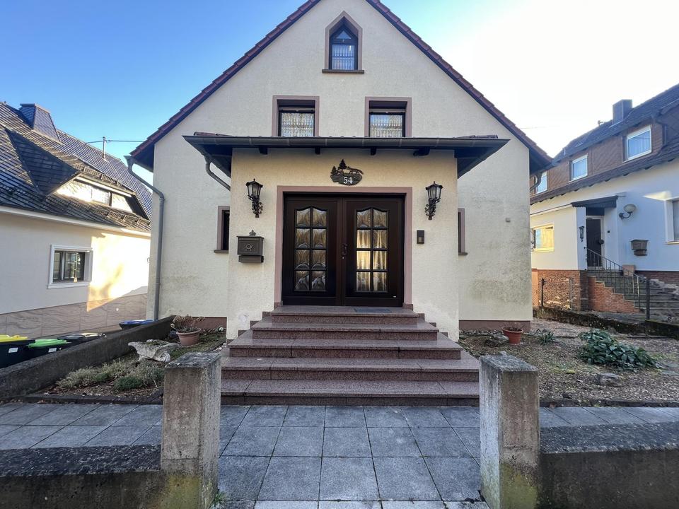 Gepflegtes Einfamilienhaus mit Einliegerwohnung in schöner Waldrandlage – Bild 2