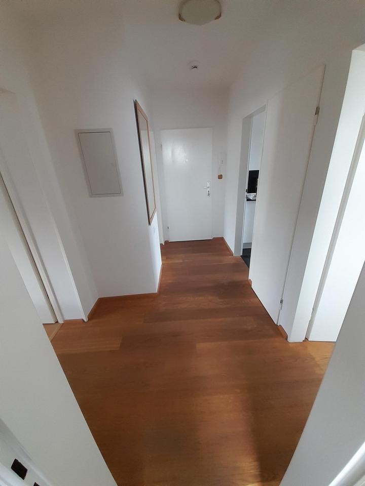 Stilvolle, modernisierte 3-Zimmer-Wohnung mit geh. Innenausstattung , Loggia, EBK, Stellplatz – Bild 4