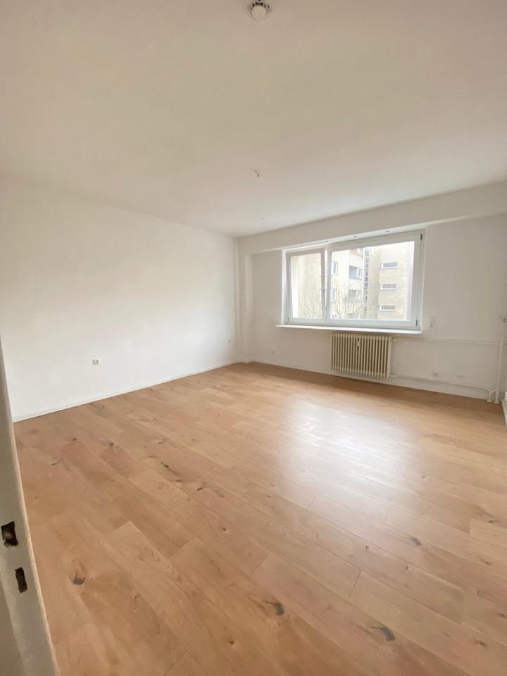 Bezugsfreie helle 3-Zimmer Wohnung in Top Lage mit Balkon im 4. OG in Berlin-Kreuzberg - ohne Makler
