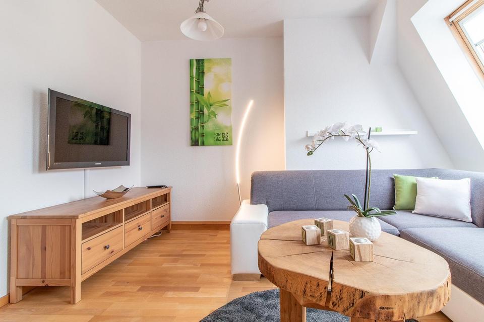 ab sofort, Sonderpreis: sehr schöne, voll möblierte 2-Zi DG-Whg, Luxus- EBK, Balkon – Bild 2