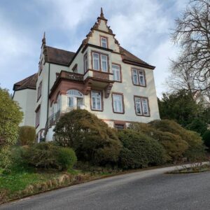 Tolle Dachgeschosswohnung in denkmalgeschützter Villa mit Garten in bester Lage