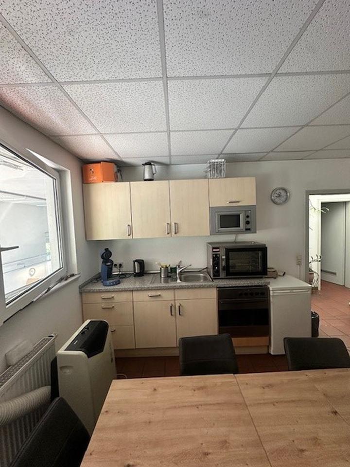 Zentrale Werkstatt inkl. Hebebühnen, Lagerfläche sowie moderner und möblierter Annahmefläche/ 670 m² – Bild 7