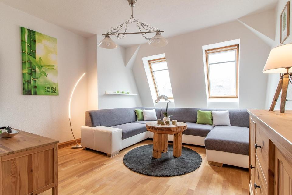 ab sofort, Sonderpreis: sehr schöne, voll möblierte 2-Zi DG-Whg, Luxus- EBK, Balkon