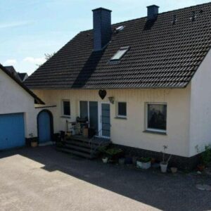 Zweifamilienhaus mit PV-Anlage und Baugrundstück in Hille