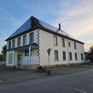 Zweifamilienhaus mit Scheune und großen Eigentumsgrundstück