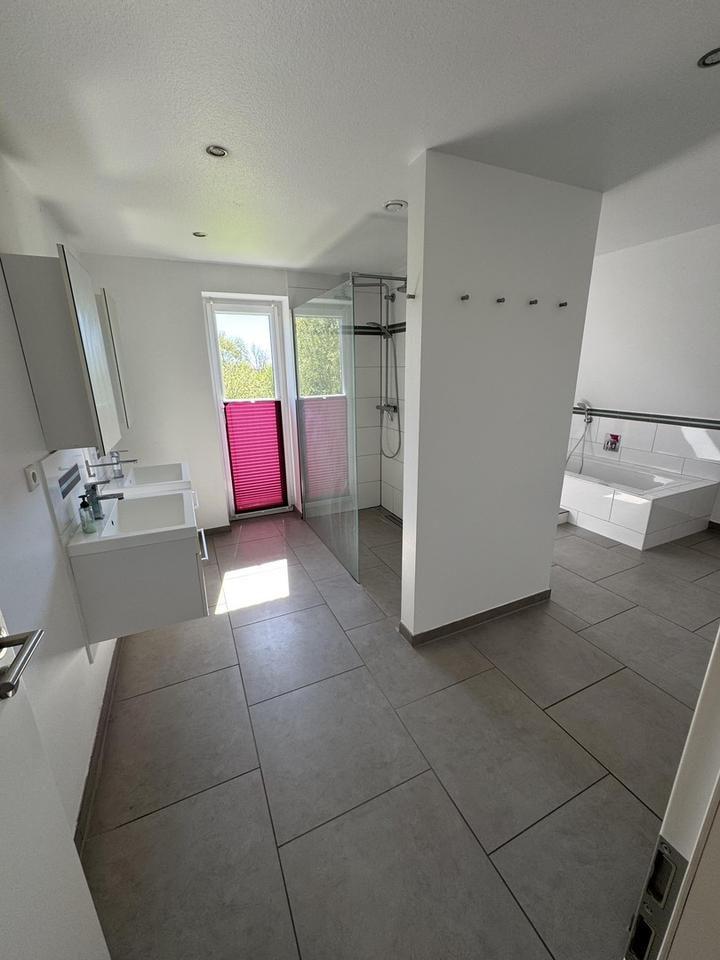 Charmantes Einfamilienhaus mit Einliegerwohnung, Fußbodenheizung und großem Garten – Bild 12