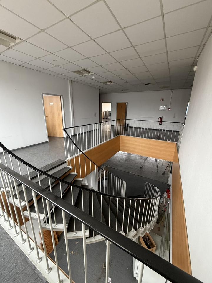 638 qm bezugsfertige Büro-/Seminar-/Konferenzfläche optional + 750 m² Gewerbehalle