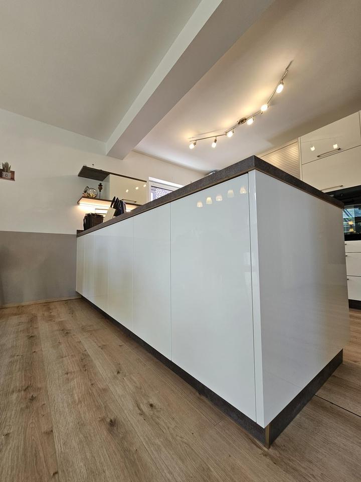 Moderne Luxus Traumwohnung in ruhiger Lage – 210 m² Wfl mit 7 Zimmern, zwei Bädern + 300m2 Garten – Bild 26