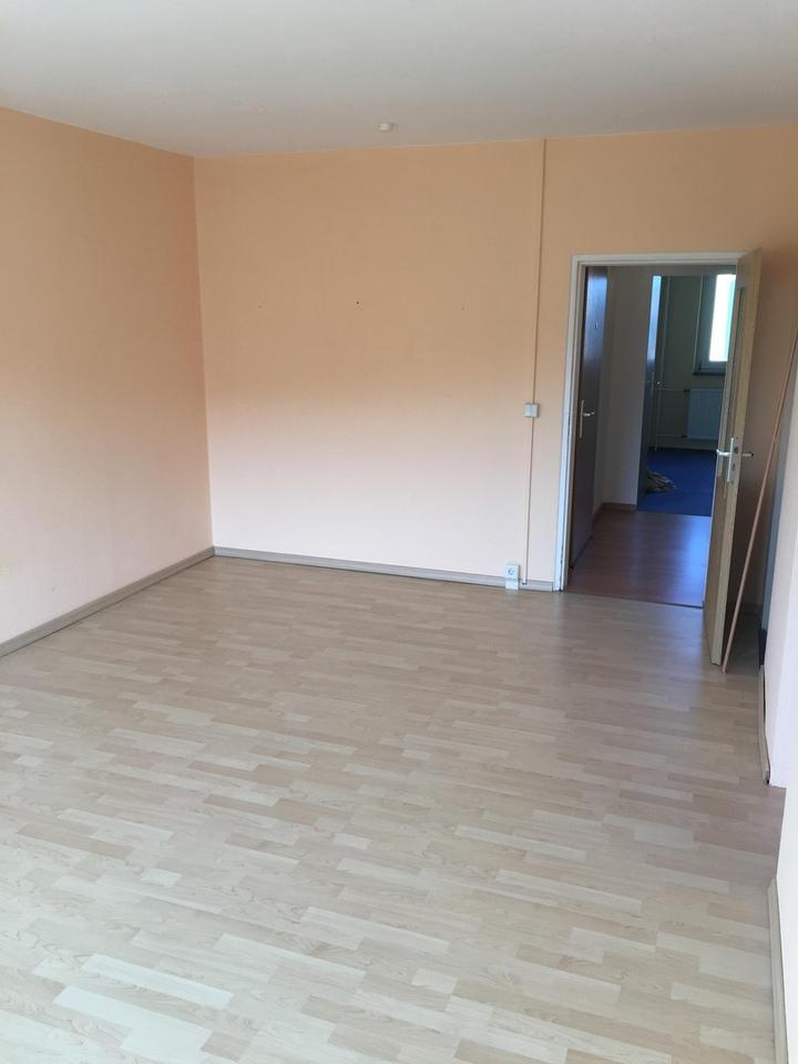 3-Raum-Wohnung mit Balkon und Einbauküche in Lößnitz – Bild 6