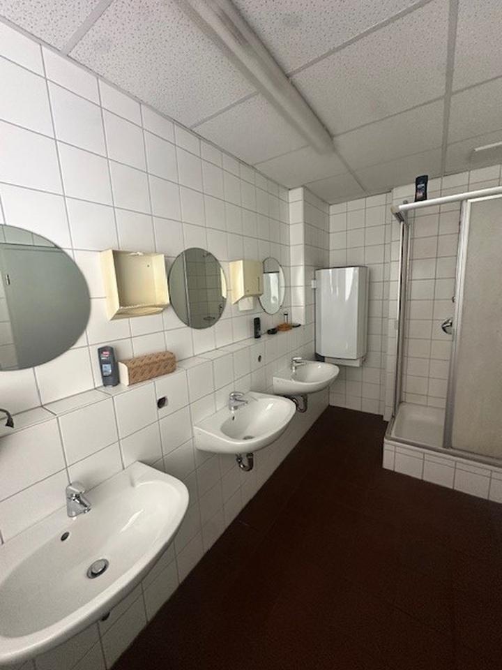 Zentrale Werkstatt inkl. Hebebühnen, Lagerfläche sowie moderner und möblierter Annahmefläche/ 670 m² – Bild 8