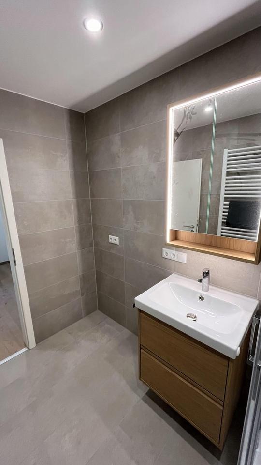 Bad 2024 kernsaniert! Hervorragend geschnittene 2-Zimmer-Wohnung, Einbauküche & Balkon in Weilbach – Bild 6