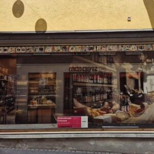 Gewerbefläche mit großer Glasfront in Toplage – inkl. zusätzlicher Räume im OG/DG