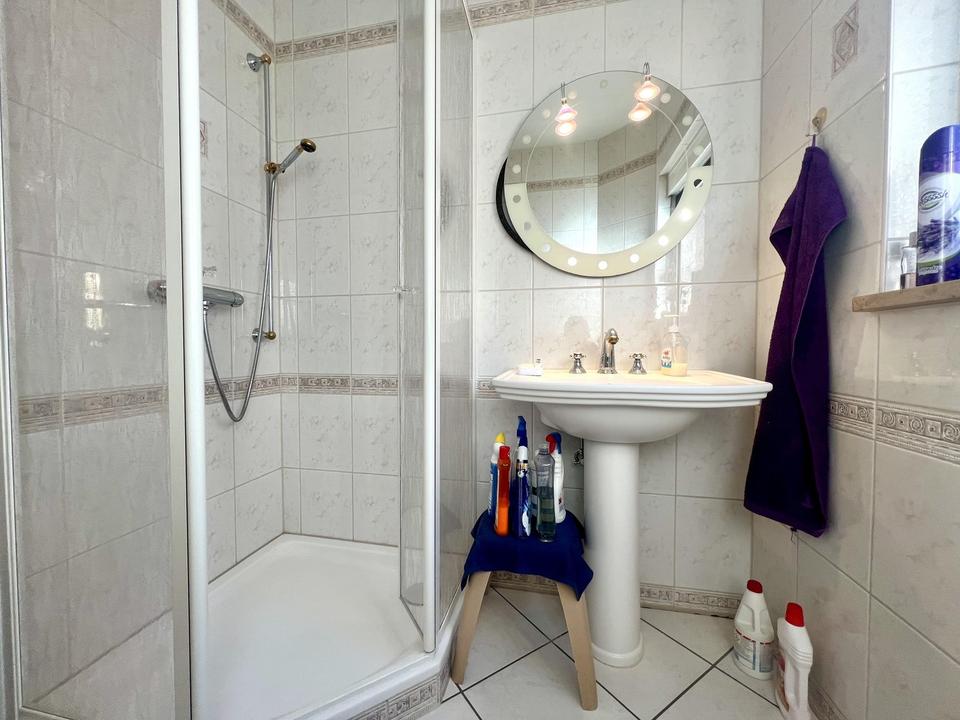 Gepflegtes Einfamilienhaus mit Einliegerwohnung in schöner Waldrandlage – Bild 9