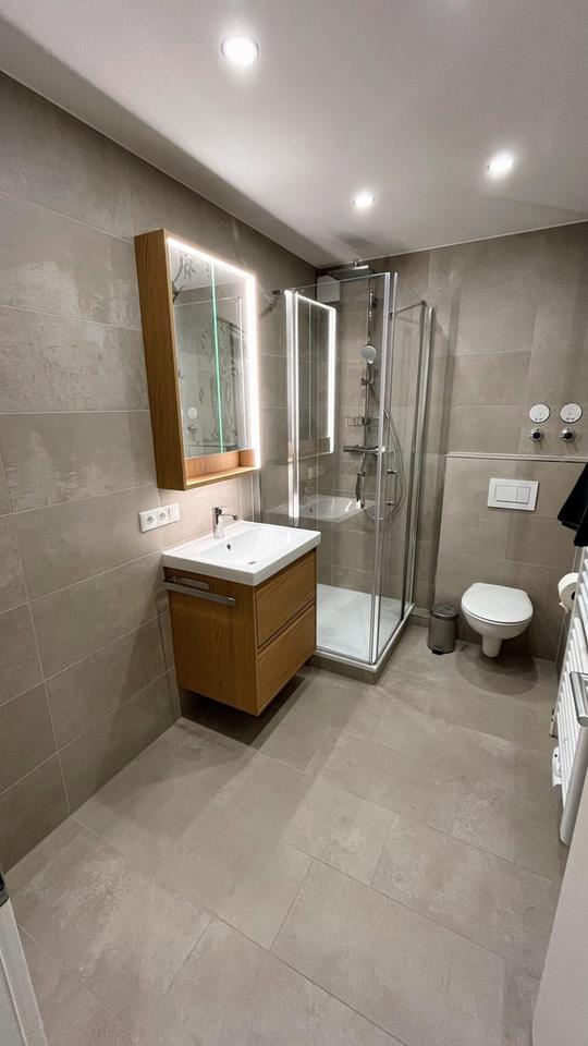 Bad 2024 kernsaniert! Hervorragend geschnittene 2-Zimmer-Wohnung, Einbauküche & Balkon in Weilbach – Bild 5