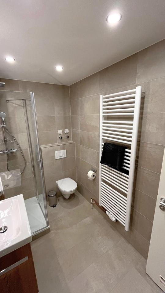 Bad 2024 kernsaniert! Hervorragend geschnittene 2-Zimmer-Wohnung, Einbauküche & Balkon in Weilbach – Bild 8