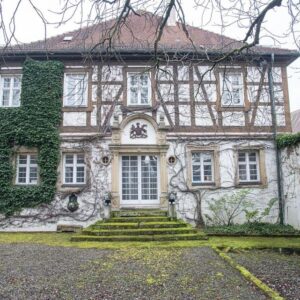 Schlossgrundstück mit Herrenhaus, Scheuer, Pferdeboxen und angrenzenden Bauplätzen