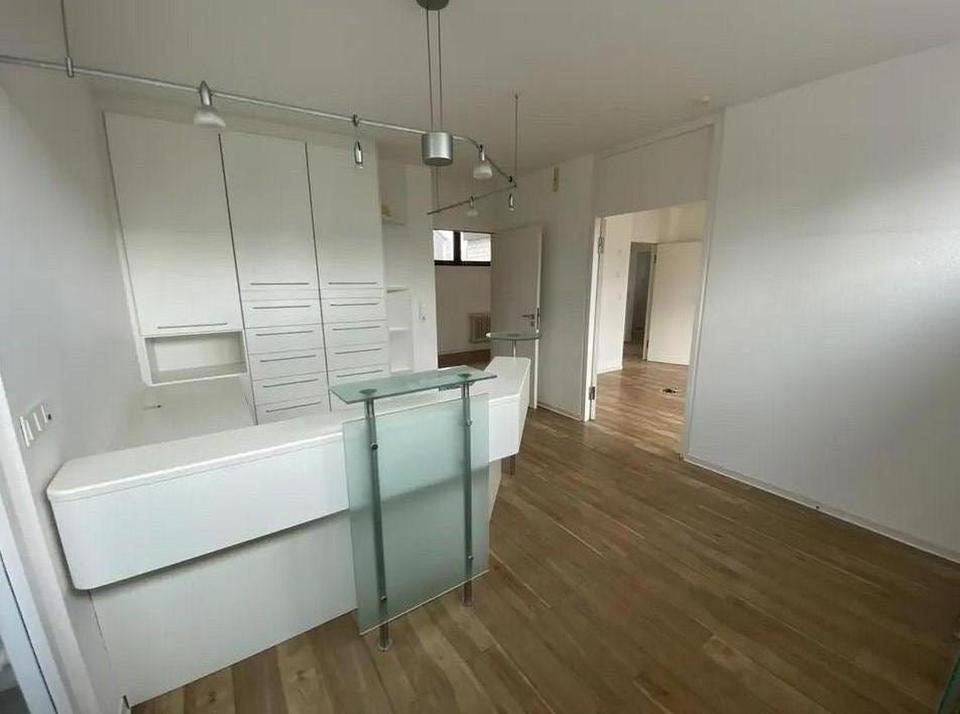 gepflegte, helle Räume für ihren Erfolg: Praxis, Therapie, Kanzlei, Büro