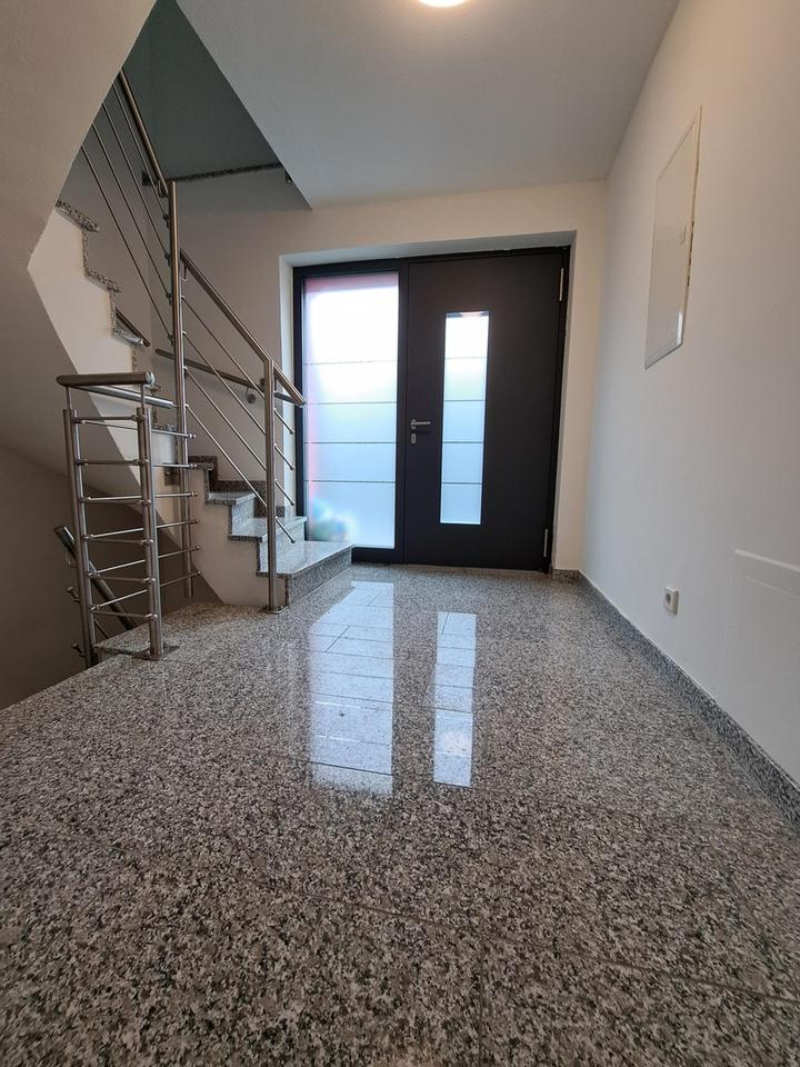 Moderne Luxus Traumwohnung in ruhiger Lage – 210 m² Wfl mit 7 Zimmern, zwei Bädern + 300m2 Garten – Bild 12