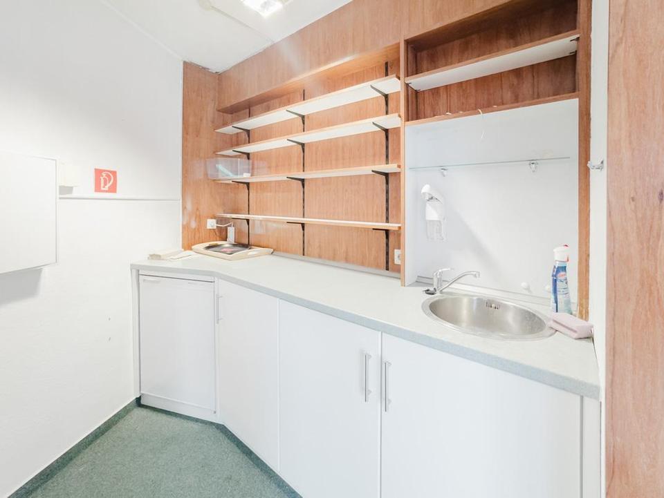 115 m² Ladenlokal (ehem. Apotheke) im EG + 87 m² Lager im Keller – Bild 11