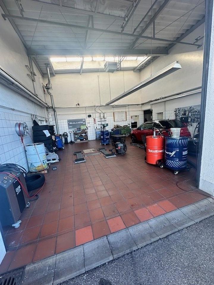 Zentrale Werkstatt inkl. Hebebühnen, Lagerfläche sowie moderner und möblierter Annahmefläche/ 670 m² – Bild 3