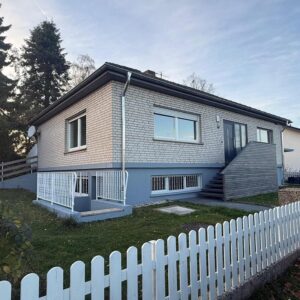 Freistehendes Einfamilienhaus mit Einliegerwohnung und großen Garten mit altem Baumbestand