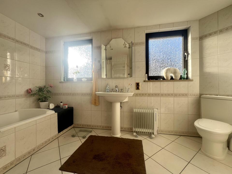 Gepflegtes Einfamilienhaus mit Einliegerwohnung in schöner Waldrandlage – Bild 15