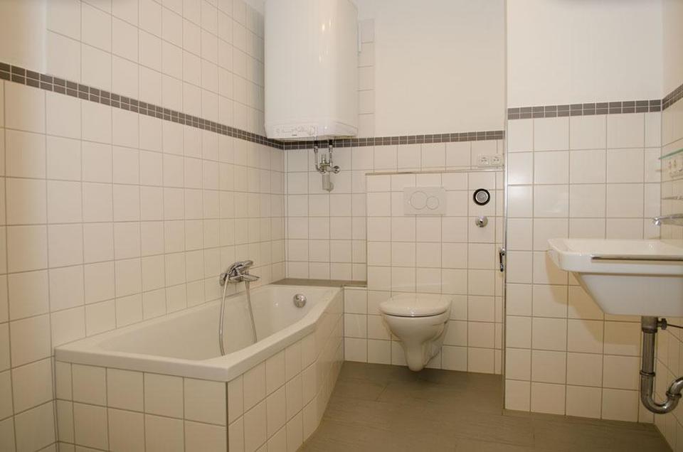 Schöne renovierte 2-Zi-Altbauwohnung und EBK in Bogen Zentrum – Bild 2