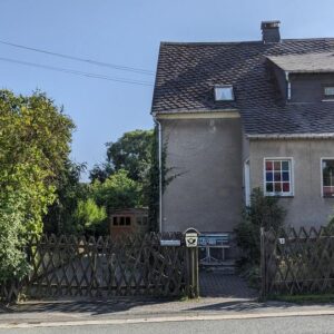 Einfamilienhaus (Doppelhaushälfte) und Garagengebäude auf Grundstück